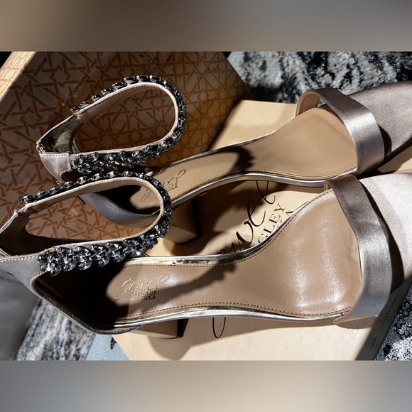 NIB Badgley Mischka Jewel shows. Size 11 - Picture 11 of 11